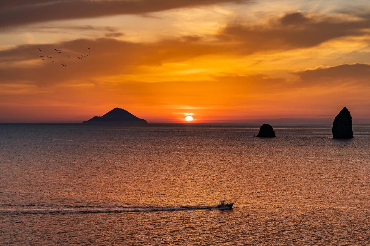 Therasia Resort Sea And Spa - The Leading Hotels Of The World Vulcano  Esterno foto